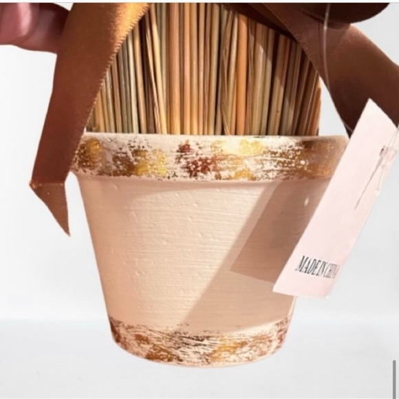 NWT- Bundle of Wheat in Distressed
Ceramic Planter. Size: 11"H - Picture 7 of 8